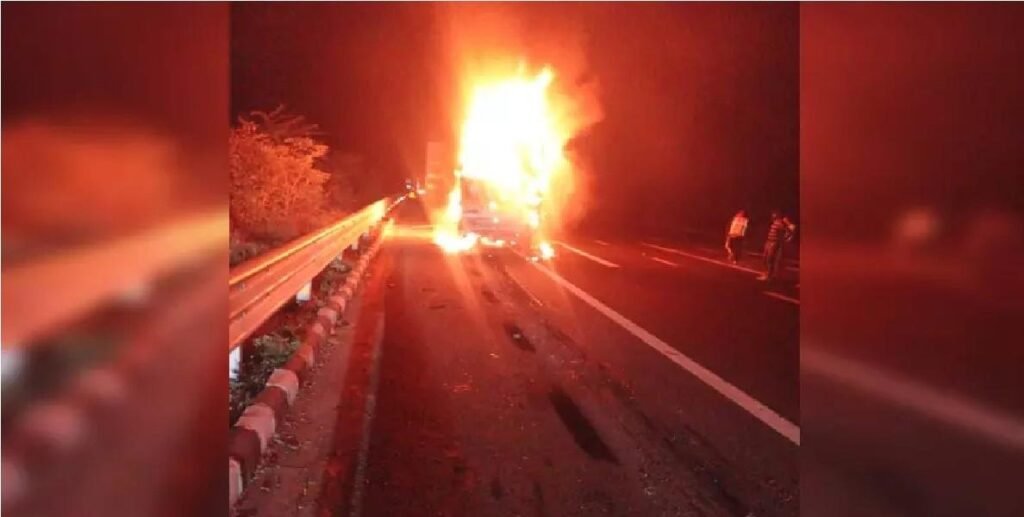 Alwar Incident : अलवर में भीषण सड़क हादसा, दिल्ली–मुंबई एक्सप्रेसवे पर पिकअप वाहन में लगी भीषण आग