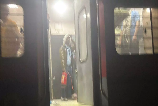 बिलासपुर में पुणे–हावड़ा आजाद हिंद एक्सप्रेस में आग लगने से मच गई अफरा-तफरी