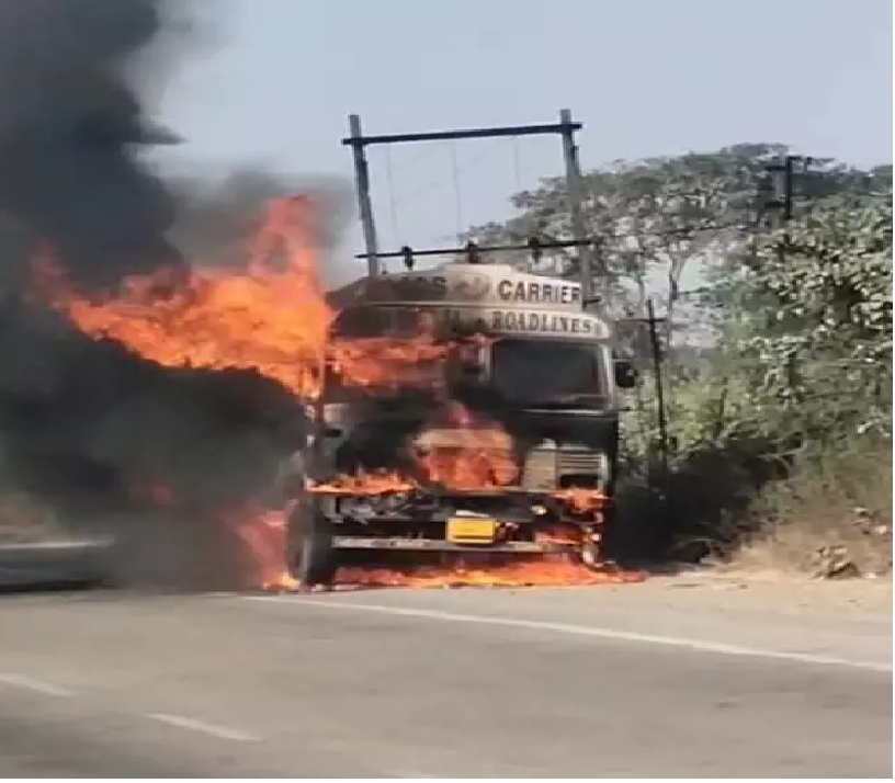 Bilaspur Highway : जांजगीर–बिलासपुर हाईवे पर चलती ट्रक में जोरदार ब्लास्ट, भीषण आग में धू-धू कर जला पूरा वाहन
