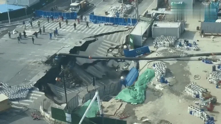 अचानक फटी धरती! सड़क धंसते ही खुला ‘पाताल का दरवाजा’, चीन से वायरल हुआ रोंगटे खड़े कर देने वाला VIDEO सड़क