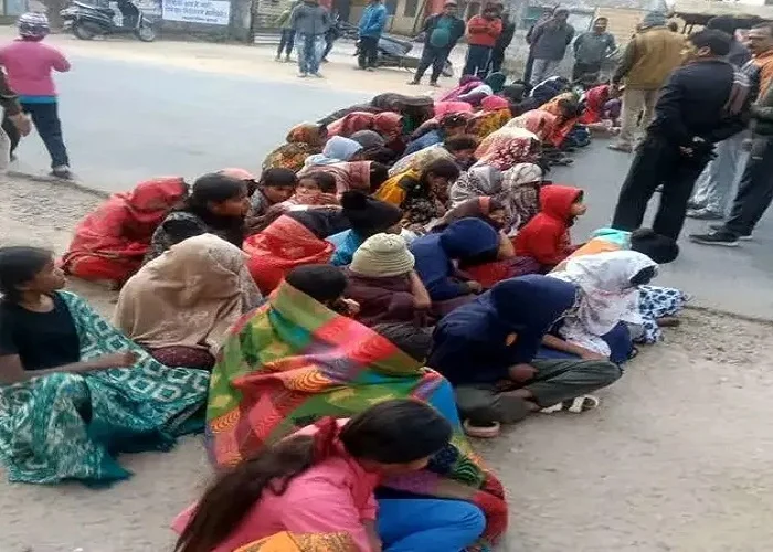 छात्राओं में दहशत का माहौल, अधीक्षक के खिलाफ सड़क जाम कर किया प्रदर्शन अधीक्षक