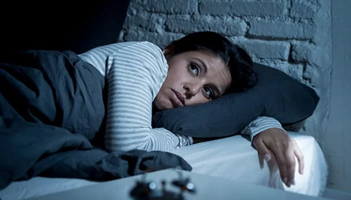 Sleep Disorder Alert: क्या आपकी भी रात में बार-बार खुलती है नींद? जानें किन गंभीर बीमारियों का हो सकता है संकेत Sleep