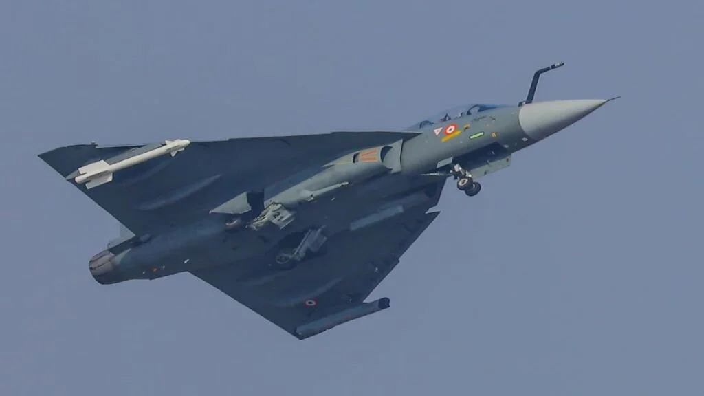IAF Tejas fighter jet crash : तेजस विमान का ब्रेक फेल, रनवे से बाहर निकला; IAF ने सभी 30 विमानों को ग्राउंड कर दिया IAF