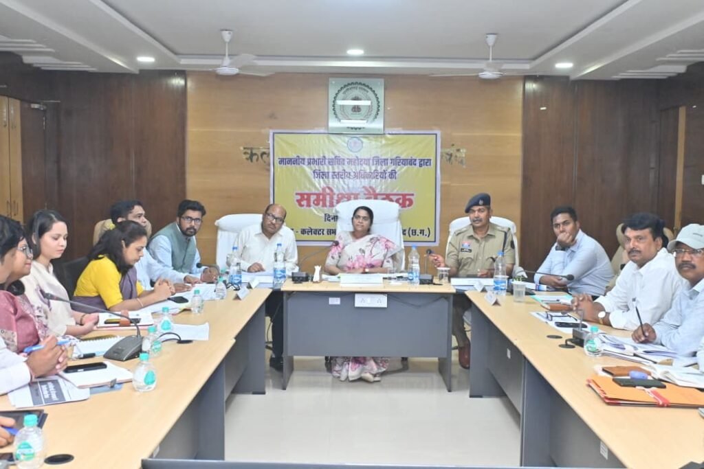 प्रभारी सचिव आर. संगीता का कड़ा रुख: गरियाबंद में विकास कार्यों की सुस्त रफ़्तार पर जताई नाराजगी, लापरवाह अधिकारियों को नोटिस के निर्देश