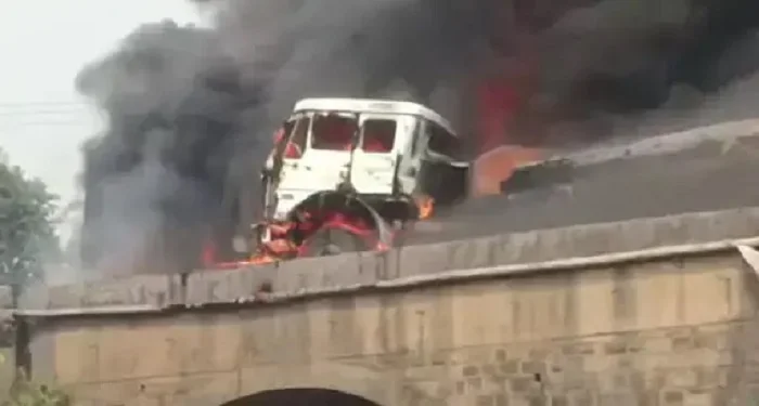 CG Road Accident : रायगढ़ में हाईवा और ट्रेलर की भीषण टक्कर, ड्रायवर केबिन में फंसकर जिंदा जला रायगढ़