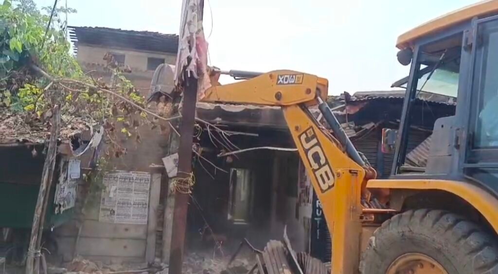 धमतरी में अवैध कब्जों पर गरजा प्रशासन का बुलडोजर