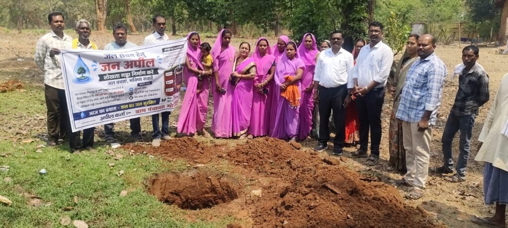 ग्राम गोपालपुर में जनसंचय बढ़ाने की अनोखी पहल, श्रमदान से सोख्ता गड्ढा निर्माण की अपील