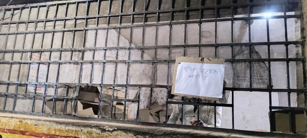 गरियाबंद में शराब का भारी संकट: 5 दिन से सप्लाई ठप, गांव-गांव भटक रहे मदिराप्रेमी