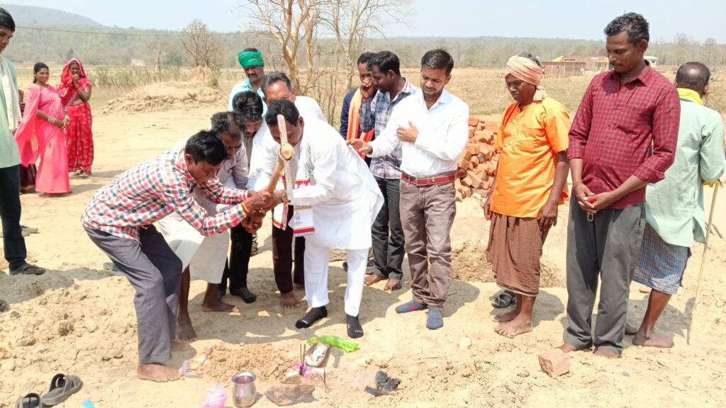 अति संवेदनशील और दुर्गम पहाड़ियों के बीच पहुँचे विधायक जनक राम ध्रुव, आमामोरा में हुआ ऐतिहासिक स्वागत