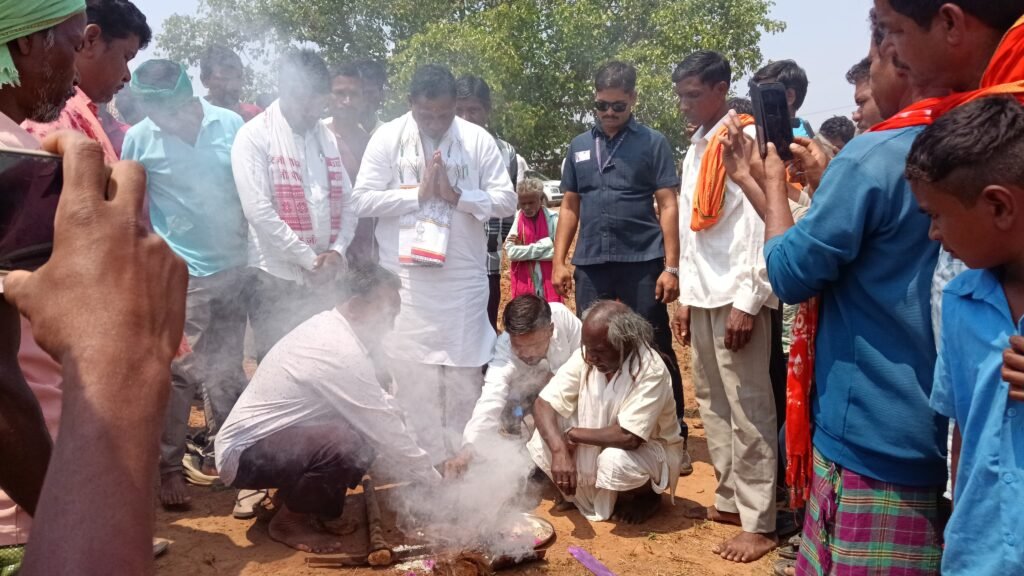 आस्था का सम्मान, विकास का अभियान: आमामोरा की प्रथम यात्रा में विधायक ध्रुव ने किया देवगुड़ी का भूमिपूजन