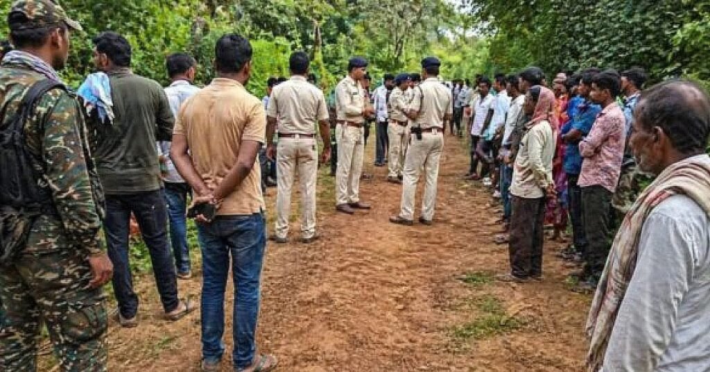 नक्सलियों ने घर से उठाकर युवक की पीट-पीटकर हत्या, सड़क पर फेंका शव