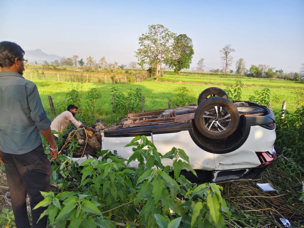 गरियाबंद सड़क हादसा: देवभोग से लौट रहे प्रधान परिवार की XUV दुर्घटनाग्रस्त, इंजन टूटकर बाहर गिरा