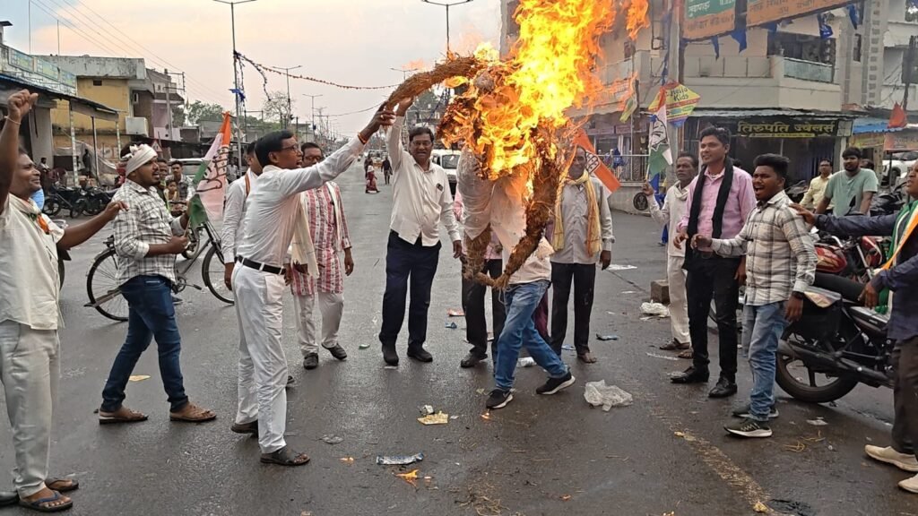 गरियाबंद में सियासी टकराव: भाजपा के पुतला दहन पर कांग्रेस का पलटवार, पीएम मोदी का पुतला फूंका