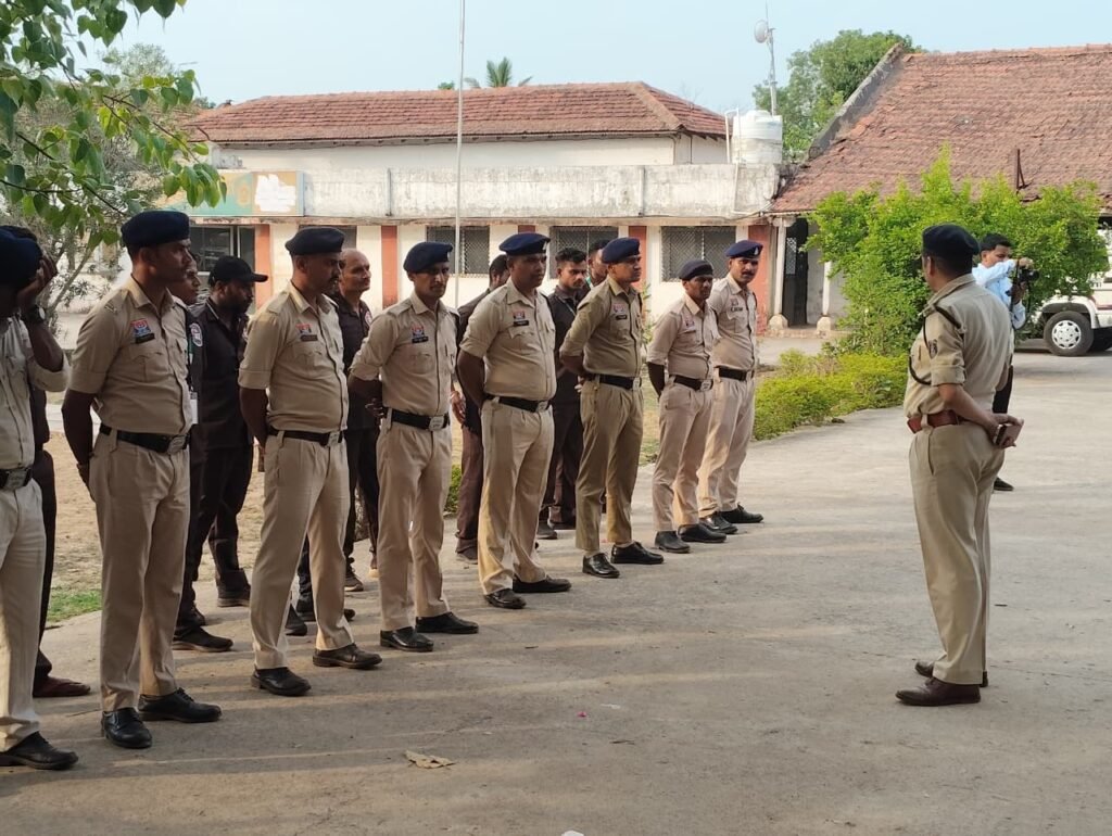 गरियाबंद में एडिशनल एसपी धीरेन्द्र पटेल ने डायल-112 कर्मचारियों को दी सख्त समझाइश