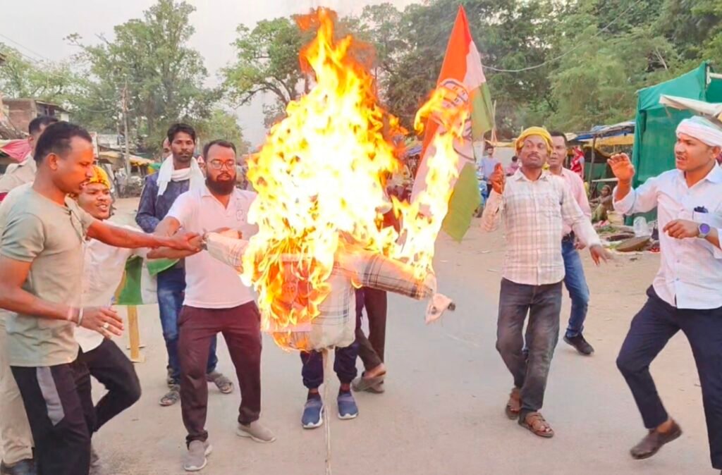 आदिवासियों को ‘वनवासी’ कहे जाने के विरोध में कांग्रेस ने किया पुतला दहन