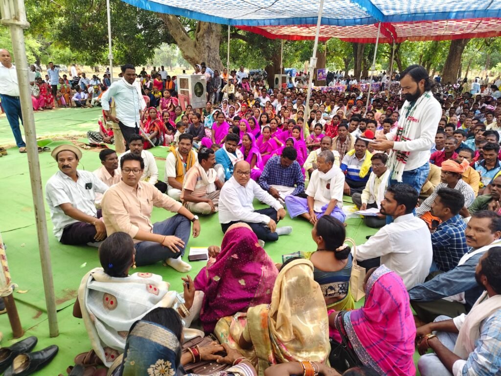 मंच पर लगी कुर्सियां खाली, जमीन में बैठकर किया संवाद के साथ समाधान
