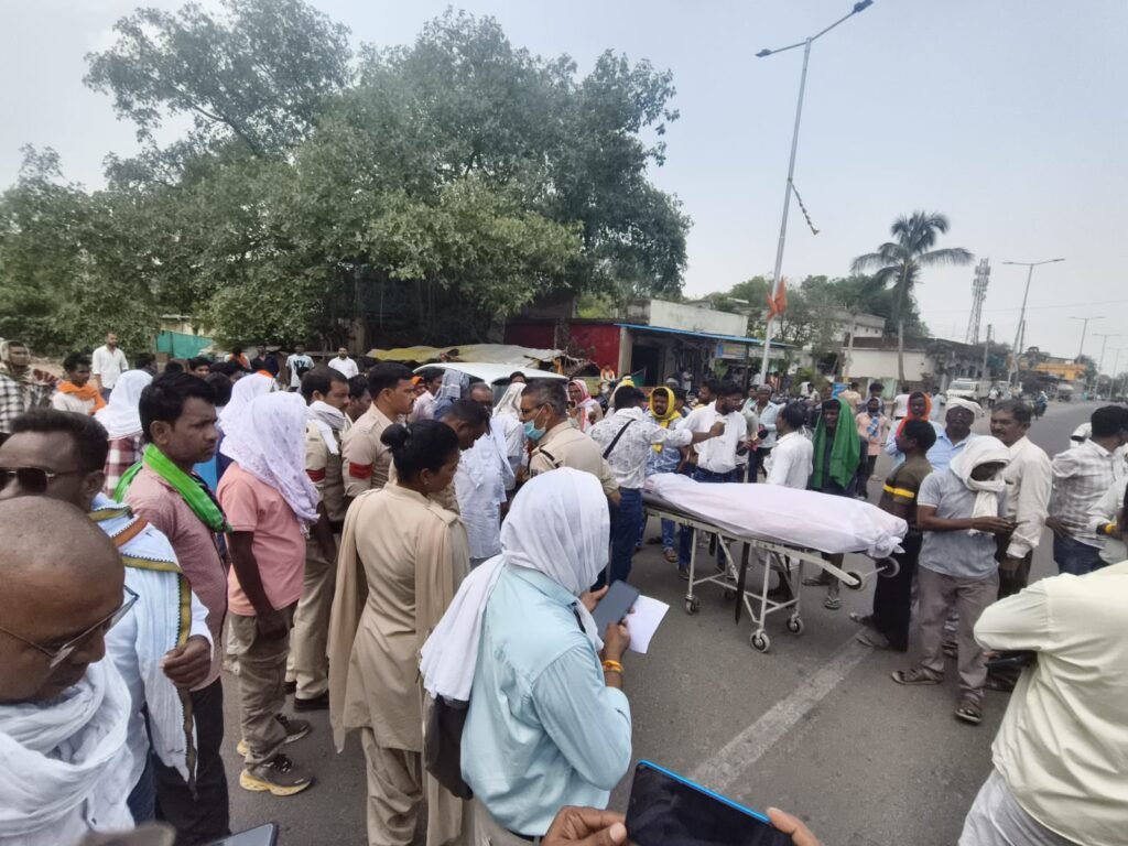 प्रसूता की मौत के बाद फूटा लोगों का गुस्सा, देवमाताश्री हॉस्पिटल के सामने चक्का जाम
