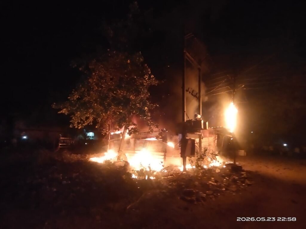 दुर्ग में ट्रांसफार्मर से निकली चिंगारी, कबाड़ी दुकान में लगी भीषण आग; दमकल टीम ने टाला बड़ा हादसा