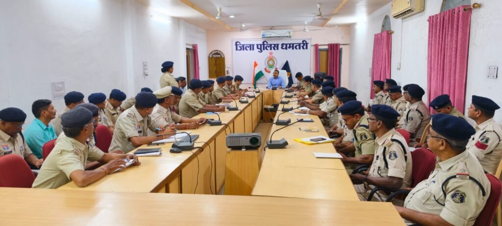 सुशासन तिहार को लेकर धमतरी पुलिस अलर्ट, एसपी सूरज सिंह परिहार ने अधिकारियों को दिए सख्त निर्देश