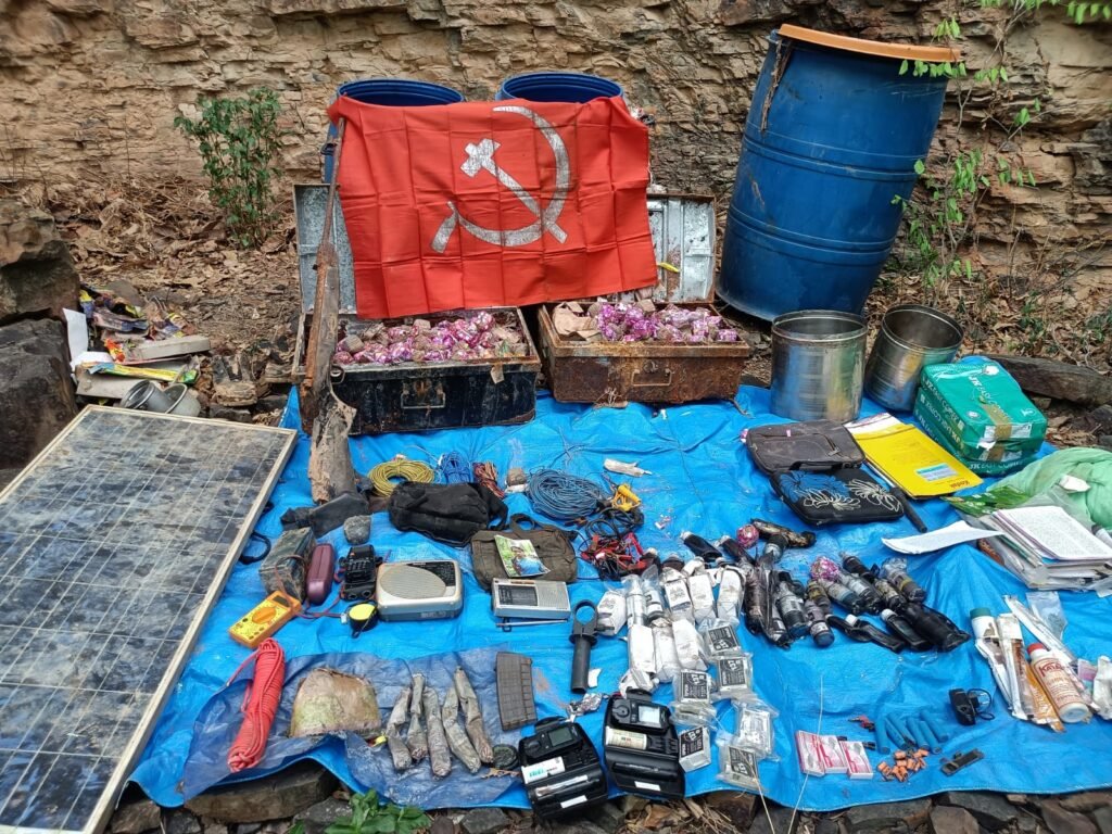 डडईपानी जंगल में नक्सलियों का परित्यक्त डम्प बरामद, भारी मात्रा में विस्फोटक और हथियार जब्त