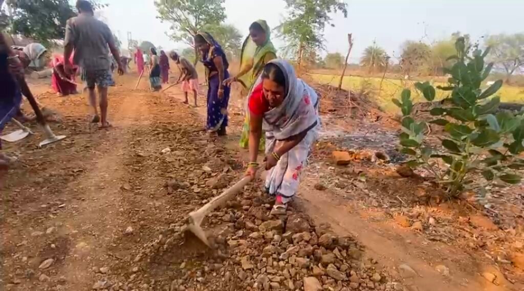 25 साल से सड़क का इंतजार, अब ग्रामीण खुद बना रहे रास्ता; सरकारी दावों पर उठे सवाल