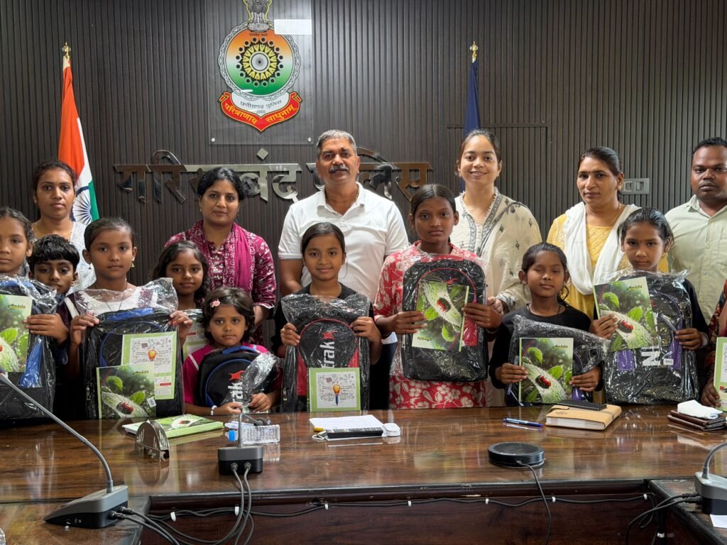 नुक्कड़ नाटक से समाज को जागरूक कर रहे बच्चों का गरियाबंद पुलिस ने किया सम्मान