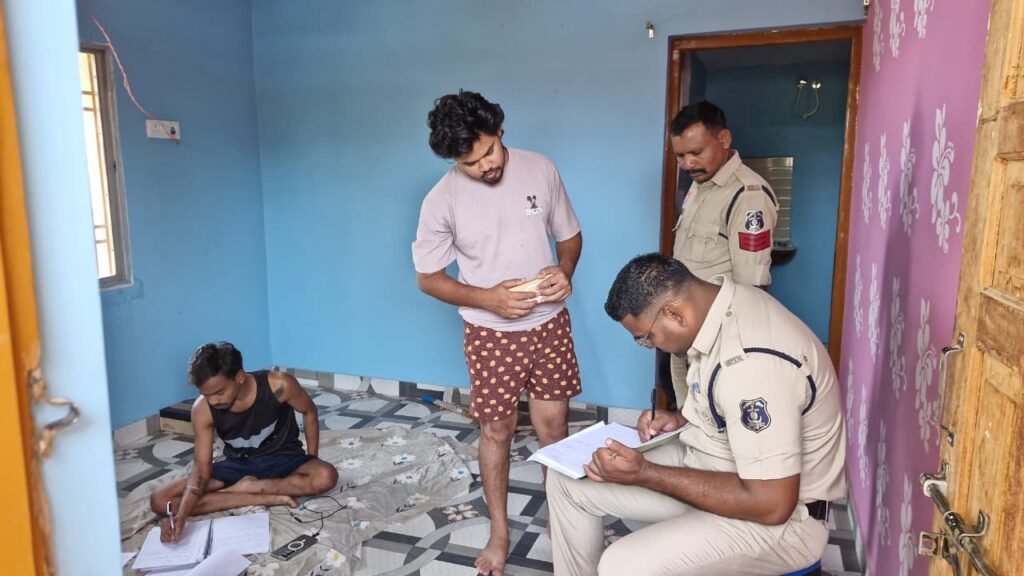 किरायेदारों और बाहरी नागरिकों के सत्यापन के लिए गरियाबंद पुलिस का विशेष अभियान, 105 घरों की सघन जांच