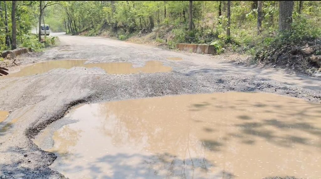 बस्तर के विकास के दावों की खुलती पोल: झीरम घाटी की जर्जर सड़क बनी हादसों का कारण