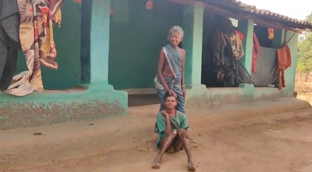 प्रशासन बेसुध: मानसिक रूप से अस्वस्थ बेटे को रस्सी से बांधने को मजबूर वृद्धा