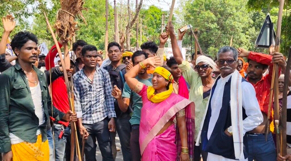 तीर-कमान और कुल्हाड़ी लेकर 06 किलोमीटर पैदल पहुंचे आदिवासी, गरियाबंद में अनिश्चितकालीन भूख हड़ताल शुरू