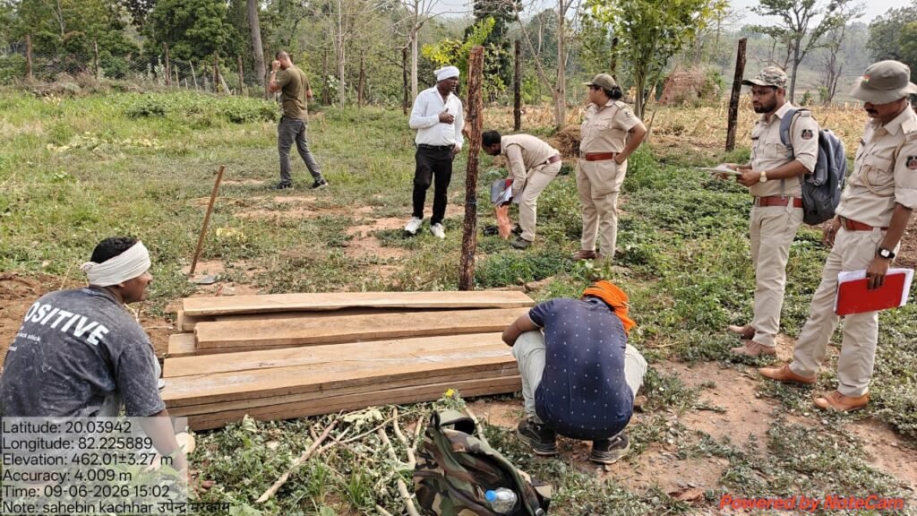 साहेबिनकछार में वन विभाग का शिकंजा:लाखों की सागौन लकड़ी बरामद