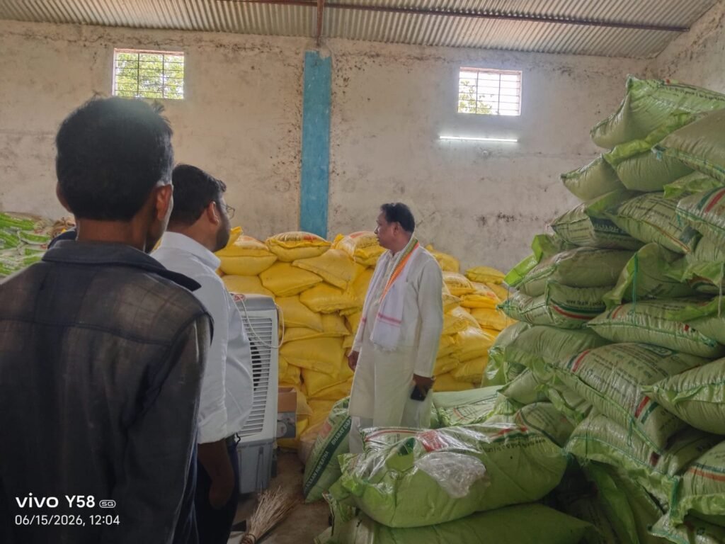 विधायक जनक राम ध्रुव ने सहकारी समिति पहुंचकर लिया व्यवस्थाओं का जायजा, किसानों की समस्याएं सुनीं