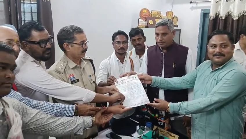 पत्रकार सुरक्षा कानून की मांग को लेकर धरसींवा में पत्रकारों का पैदल मार्च, डीजीपी और गृह मंत्री के नाम सौंपा ज्ञापन