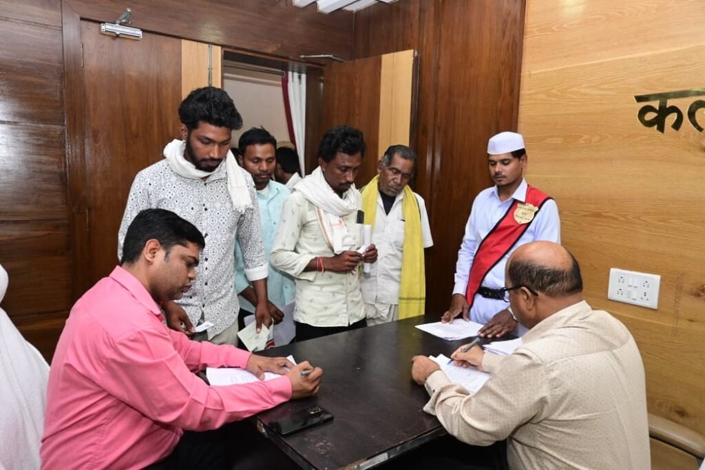 जनदर्शन में लोगों की भीड़, कलेक्टर ने सुनीं 47 आवेदकों की समस्याएं
