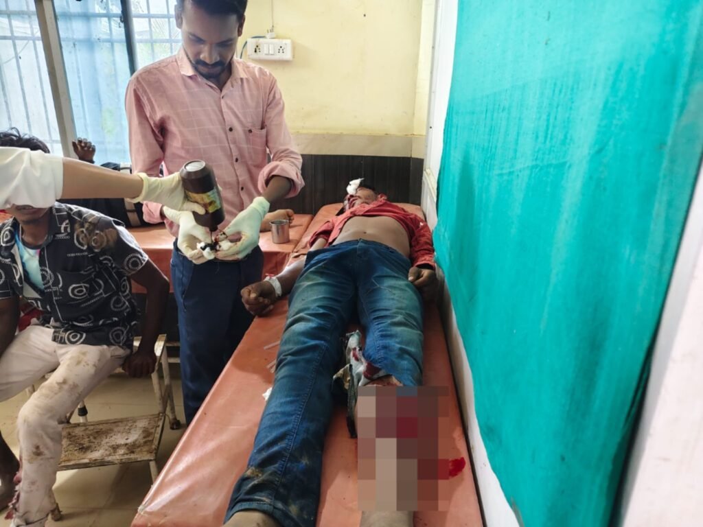 NH-130C पर दर्दनाक सड़क हादसा: पुल से टकराई पल्सर बाइक, तीन युवक घायल; दो की हालत गंभीर
