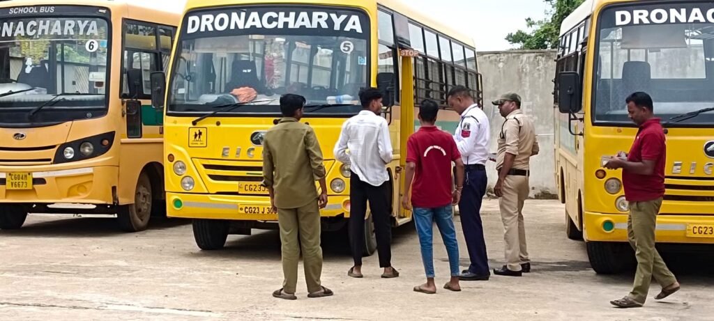 स्कूल बसों की सुरक्षा पर गरियाबंद पुलिस और परिवहन विभाग सख्त: 18 बसों की जांच, 6 पर कार्रवाई; 7 नाबालिग वाहन चालक भी पकड़े गए