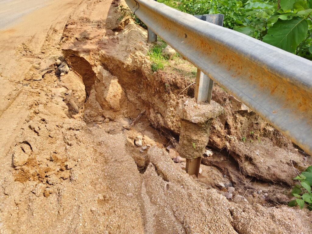 NH-130C पर हर बारिश के साथ बढ़ रहा मौत का खतरा: सड़क किनारे गहरे गड्ढे बने जानलेवा, विभागीय सुस्ती पर उठे सवाल