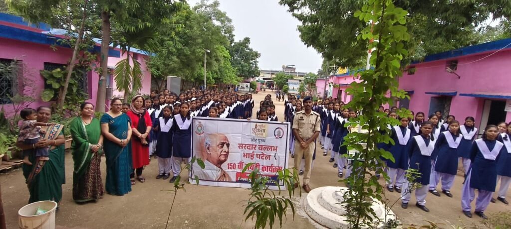 मैनपुर पुलिस ने स्कूलों में चलाया जन-जागरूकता अभियान, साइबर अपराध, महिला सुरक्षा और यातायात नियमों की दी जानकारी