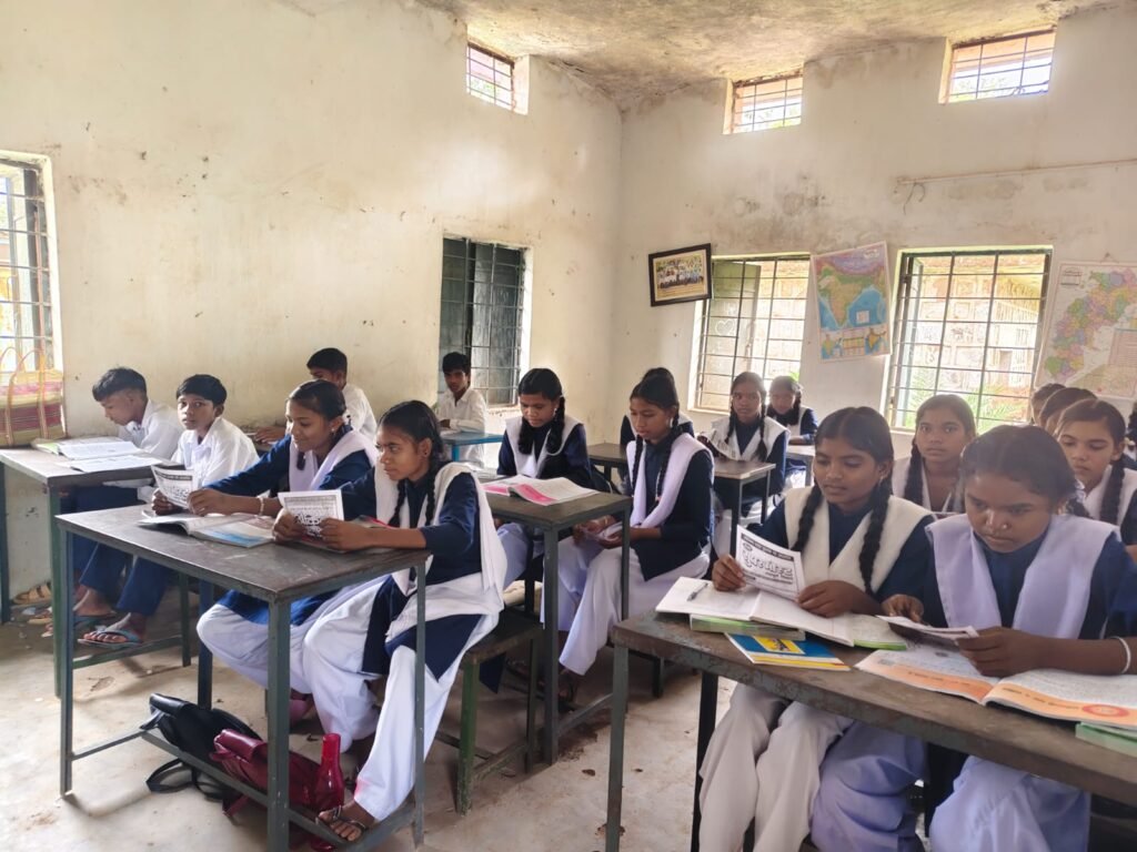 कागजों में हाईस्कूल का उन्नयन, हकीकत में बदहाल व्यवस्था: 3 साल बाद भी न भवन बना, न शौचालय; 50 छात्र मिडिल स्कूल में पढ़ने को मजबूर