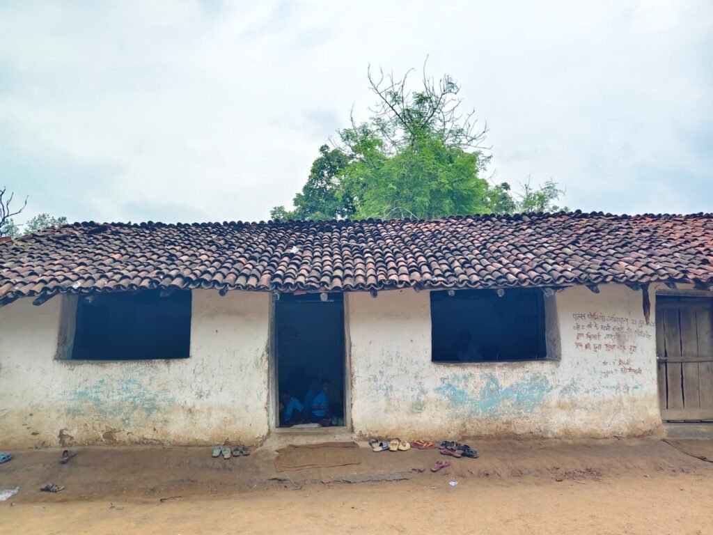 भविष्य पर टपक रही छत: चार साल से अपने स्कूल का इंतजार कर रहे मोतीपानी के 41 बच्चे, गाय के कोठे में लग रही कक्षाएं