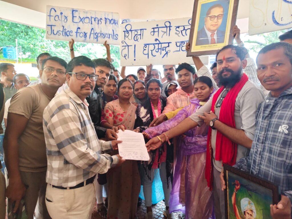 मैनपुर में संयुक्त छात्र संघ का प्रदर्शन, प्रधानमंत्री के नाम तहसीलदार को सौंपा ज्ञापन