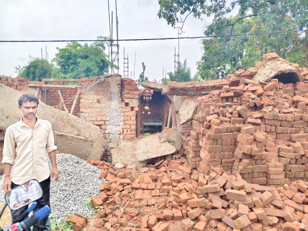 मूसलाधार बारिश ने तोड़ा गरीब मजदूर का आशियाना, आधा बना प्रधानमंत्री आवास भरभराकर गिरा; अब प्रशासन से मदद की गुहार