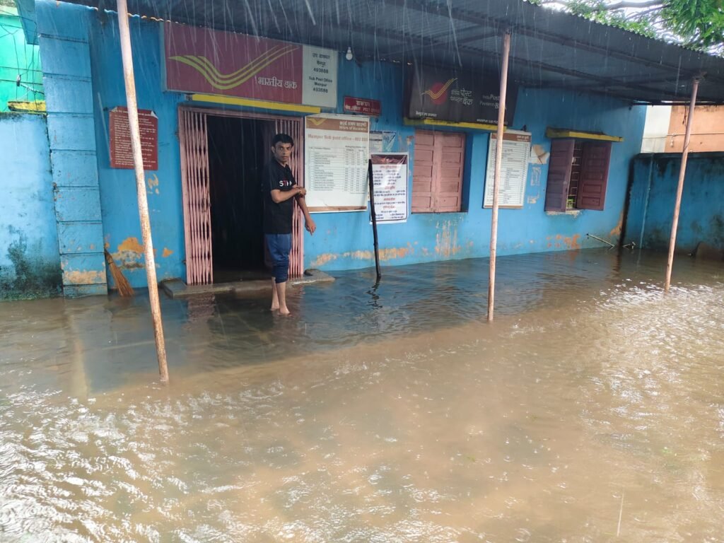 मैनपुर डाकघर में घुसा बारिश का पानी, कंप्यूटर से लेकर डाक सामग्री तक भीगी; कामकाज प्रभावित