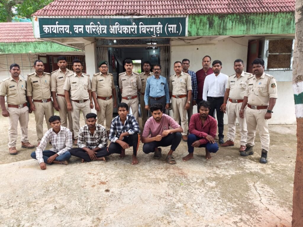 धमतरी के आरक्षित वन में धामन सांप और गोह का शिकार: 5 आरोपी गिरफ्तार, वीडियो से खुला मामला; 14 दिन की न्यायिक हिरासत