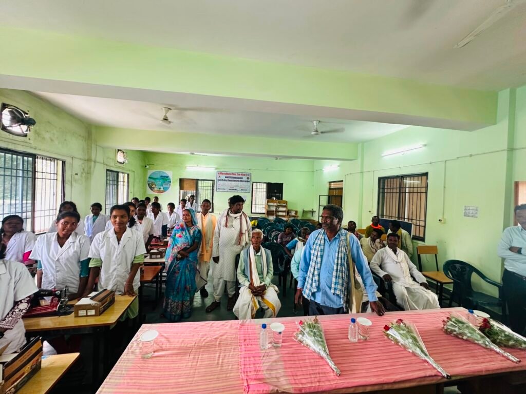 लाइवलीहुड कॉलेज में 19 भुंजिया युवतियों को मिली सिलाई मशीन, स्वरोजगार की राह हुई आसान