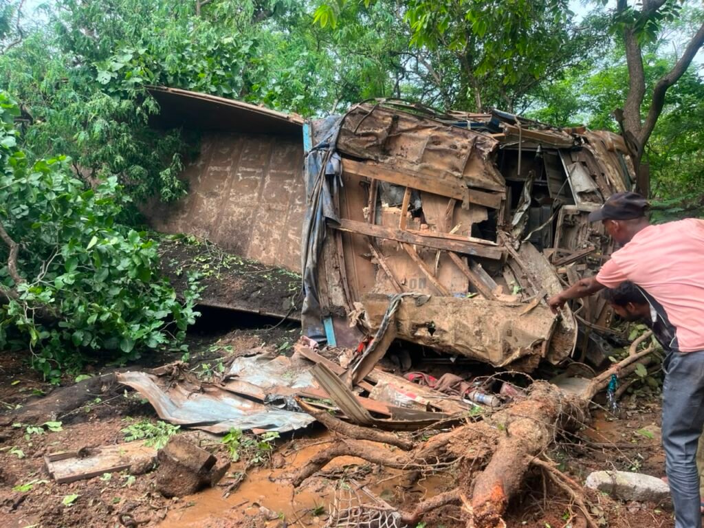 गाय को बचाने में पलटा आयरन से भरा ट्रक, चालक घायल; बड़ा हादसा टला