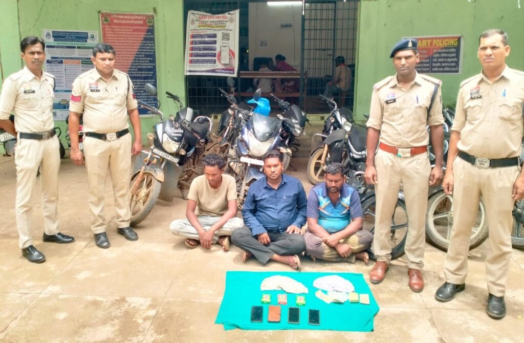 पनखटिया तालाब किनारे जुए के फड़ पर पुलिस का छापा, 3 जुआरी गिरफ्तार