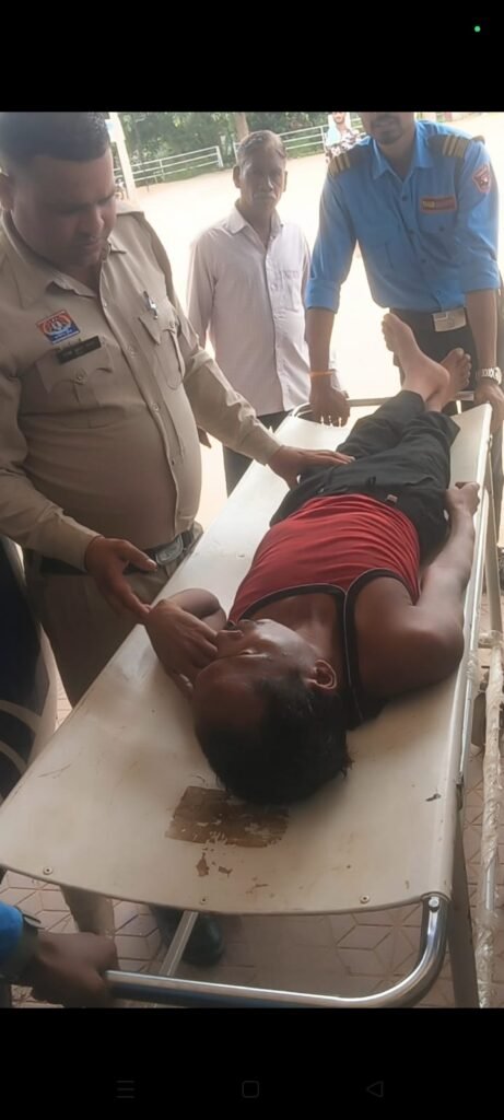 अचेत हालत में कमरे में मिला व्यक्ति, डायल 112 टीम ने दरवाजा तोड़कर पहुंचाया अस्पताल