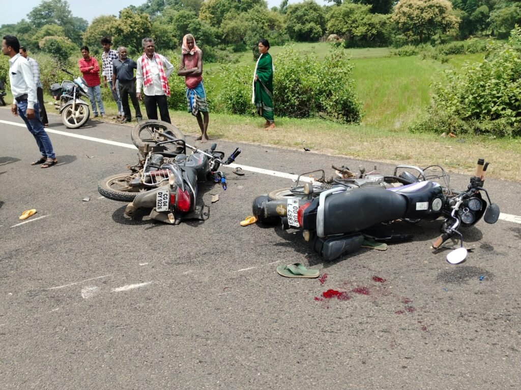 गरियाबंद ब्रेकिंग: NH-130C पर दो बाइकों की भीषण भिड़ंत, कई घायल; दो की हालत नाजुक