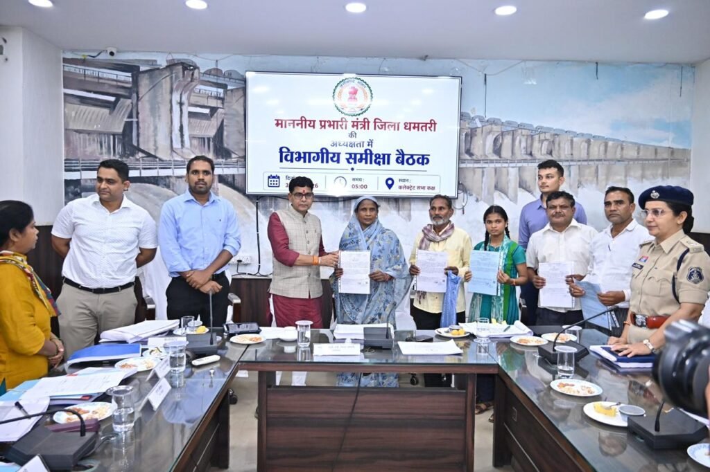 राजस्व मामलों में देरी बर्दाश्त नहीं, नामांतरण-बंटवारा सहित स्वामित्व कार्ड के प्रकरण समय पर निपटाएं: प्रभारी मंत्री टंकराम वर्मा